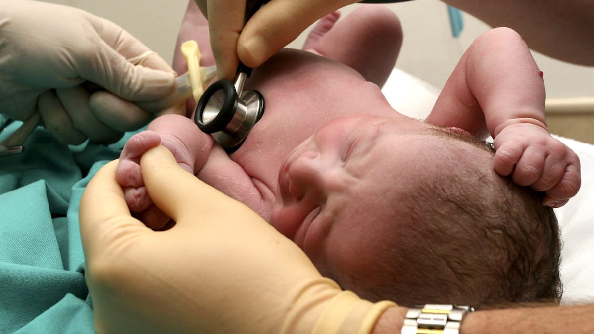 Bébé à la naissance : ses premiers examens 
