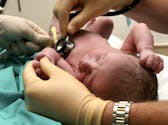 Naissance : quels seront les premiers examens médicaux de bébé ?