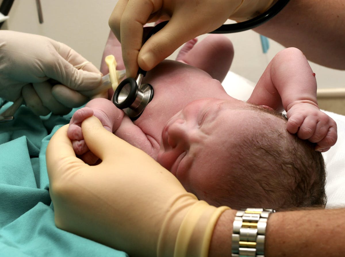 À la maternité, les premiers soins au nouveau né 