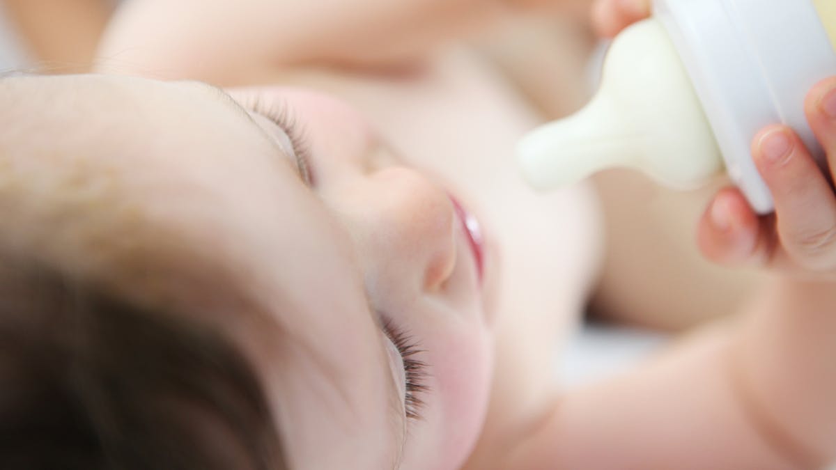 Regurgitation Bebe Bebe A Des Reflux Gastriques Et Regurgite Parents Fr Regurgitation Bebe Bebe A Des Reflux Gastriques Et Regurgite Parents Fr