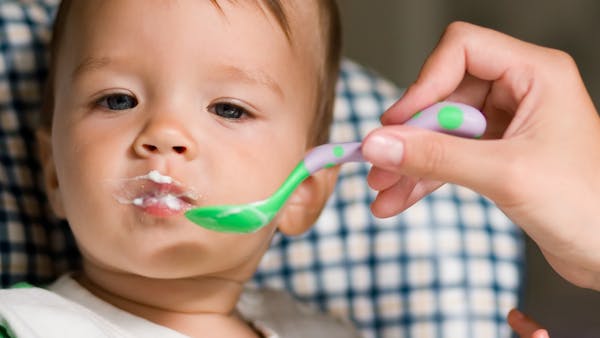 Quels laits et produits laitiers pour bébé en fonction de son âge ?