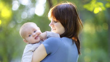 Premières sorties avec bébé : les 10 questions que l'on se pose