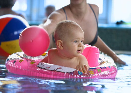 Emmener Son Bebe A La Piscine Parents Fr Emmener Son Bebe A La Piscine Parents Fr