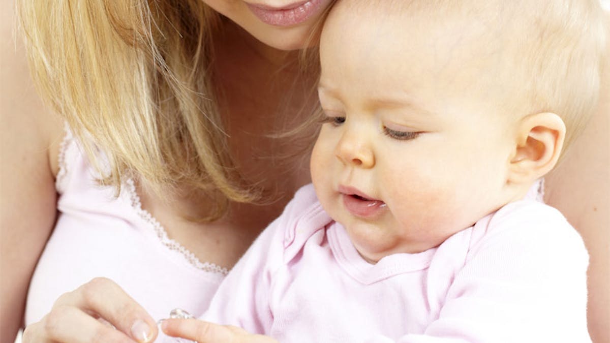 Gelules Sirops Suppositoires Comment Administrer Des Medicaments A Bebe Parents Fr Gelules Sirops Suppositoires Comment Administrer Des Medicaments A Bebe Parents Fr