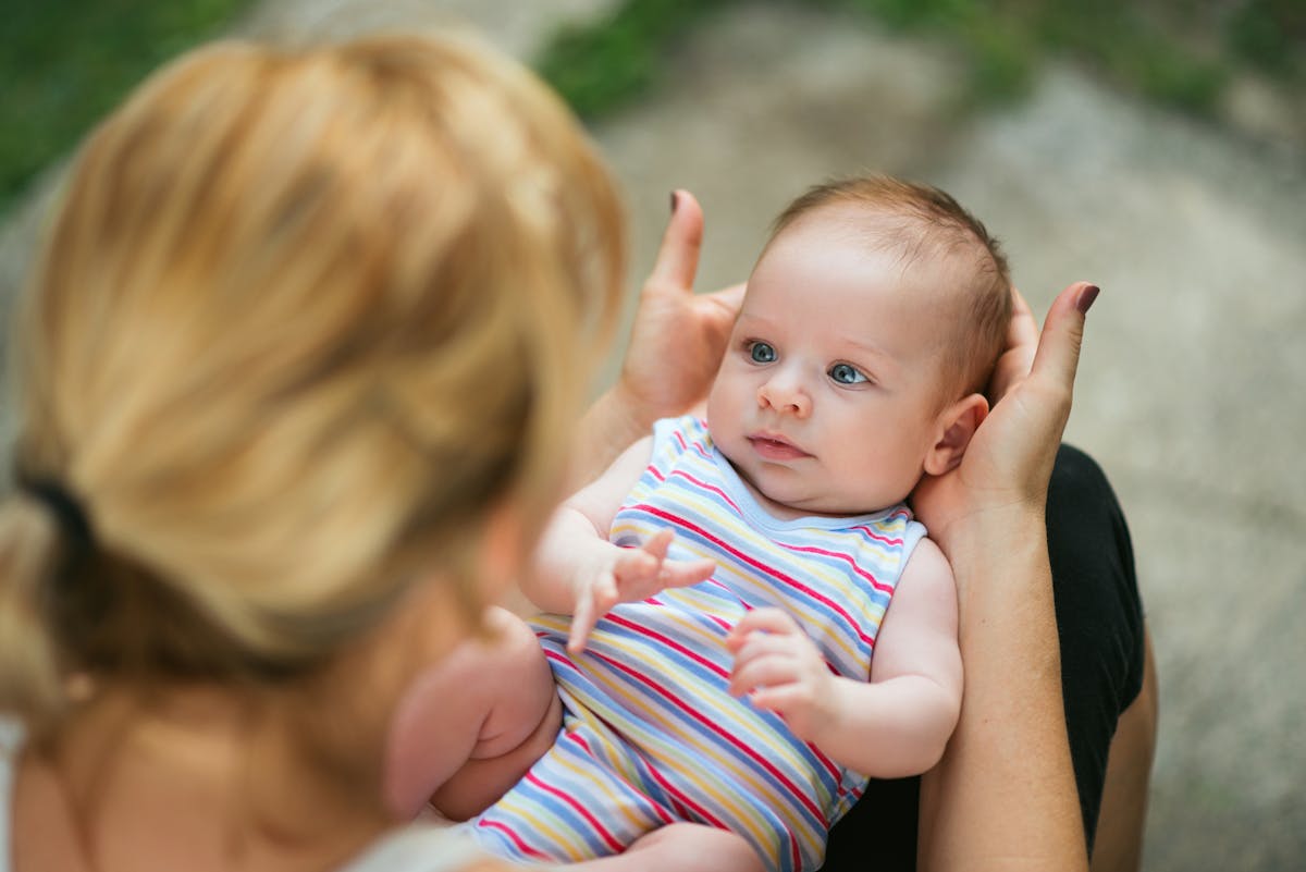 Interagir avec un enfant de 2 ans pour stimuler son langage