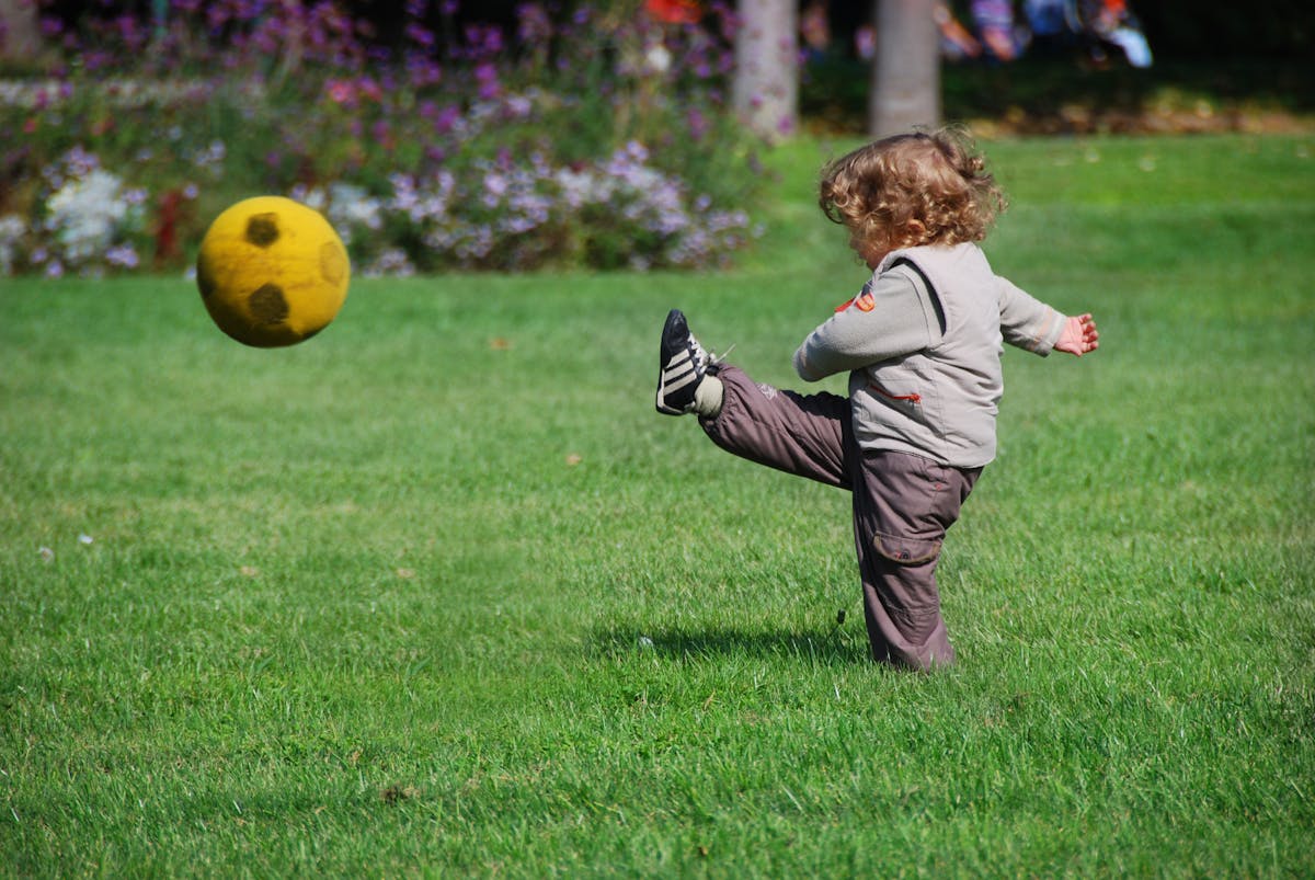 Jeux avec des ballons de baudruche : idées selon l'âge