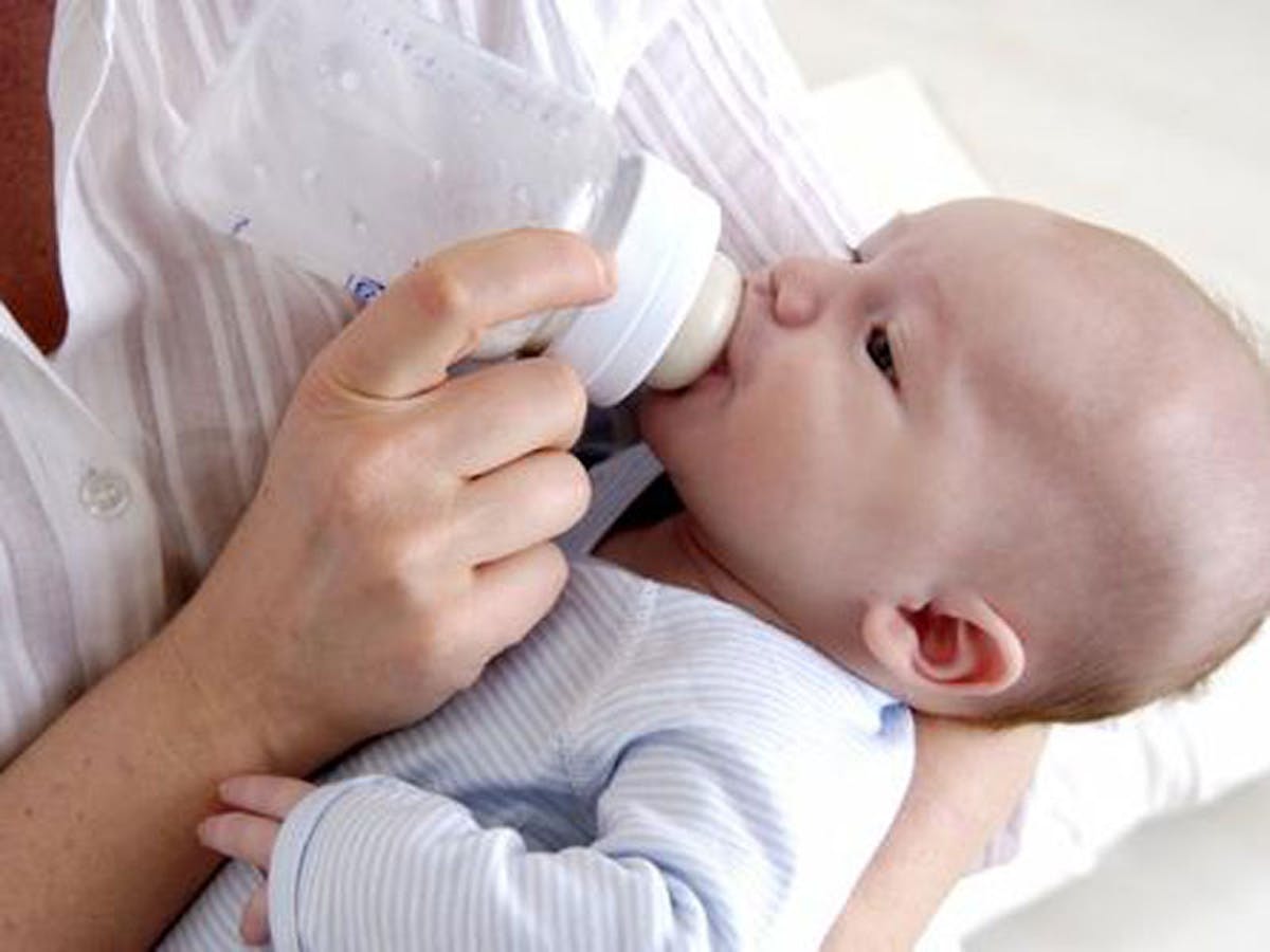 Bien choisir le lait de bébé : lait liquide ou lait en poudre ?
