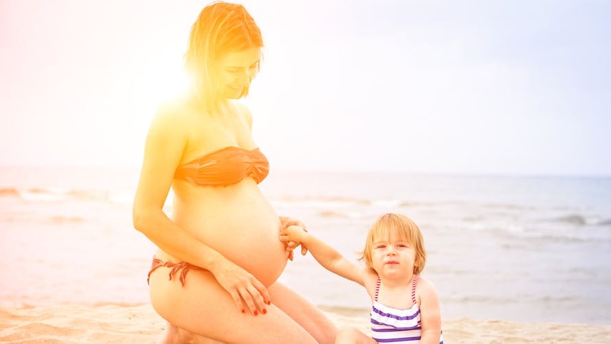 Enceinte et soleil : comment se protéger et profiter pendant la grossesse ?