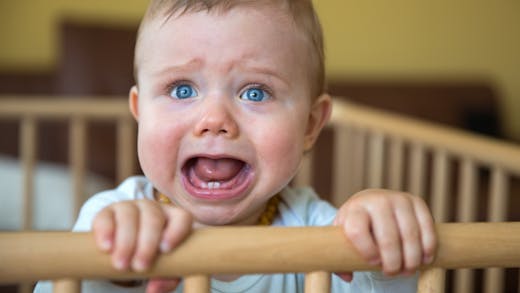 Mon bébé fait des crises : comment réagir ?