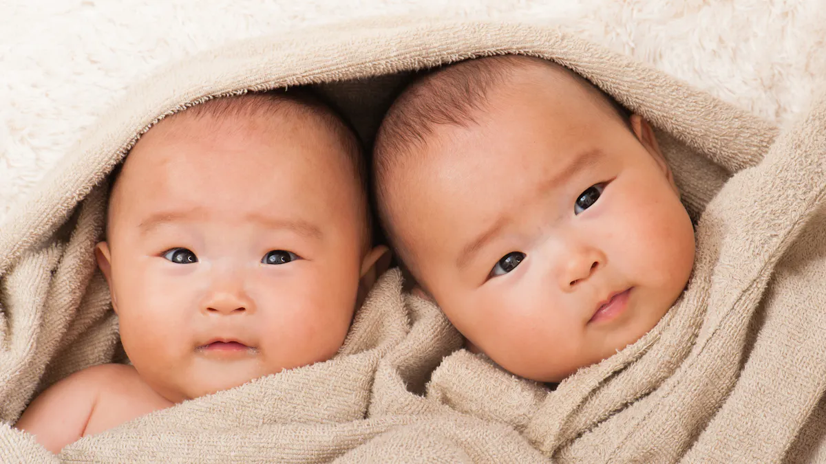 Jumeaux Faut Il Les Habiller Pareil Ou Les Differencier Parents Fr Jumeaux Faut Il Les Habiller Pareil Ou Les Differencier Parents Fr