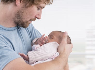 Bébé 4 mois : tout savoir sur son développement - Lesapprentisparents