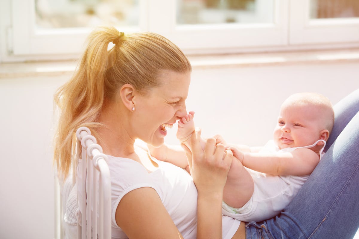 De 0 à 12 mois : comment apprendre à jouer avec un bébé ? - Les LouvesLes  Louves