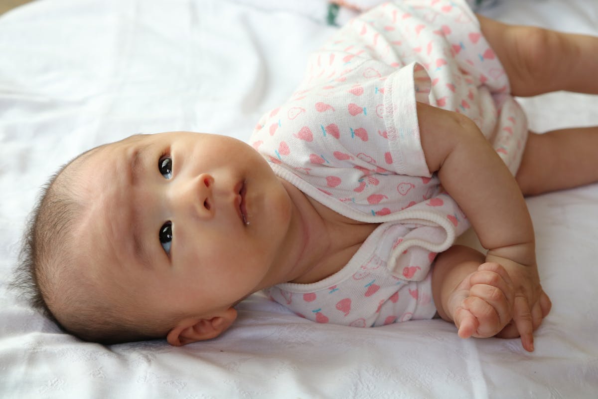 Le bébé à 2 mois : ce qui change pour l'évolution de bébé.