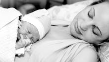 Accueil du bébé : les bonnes pratiques en salle de naissance