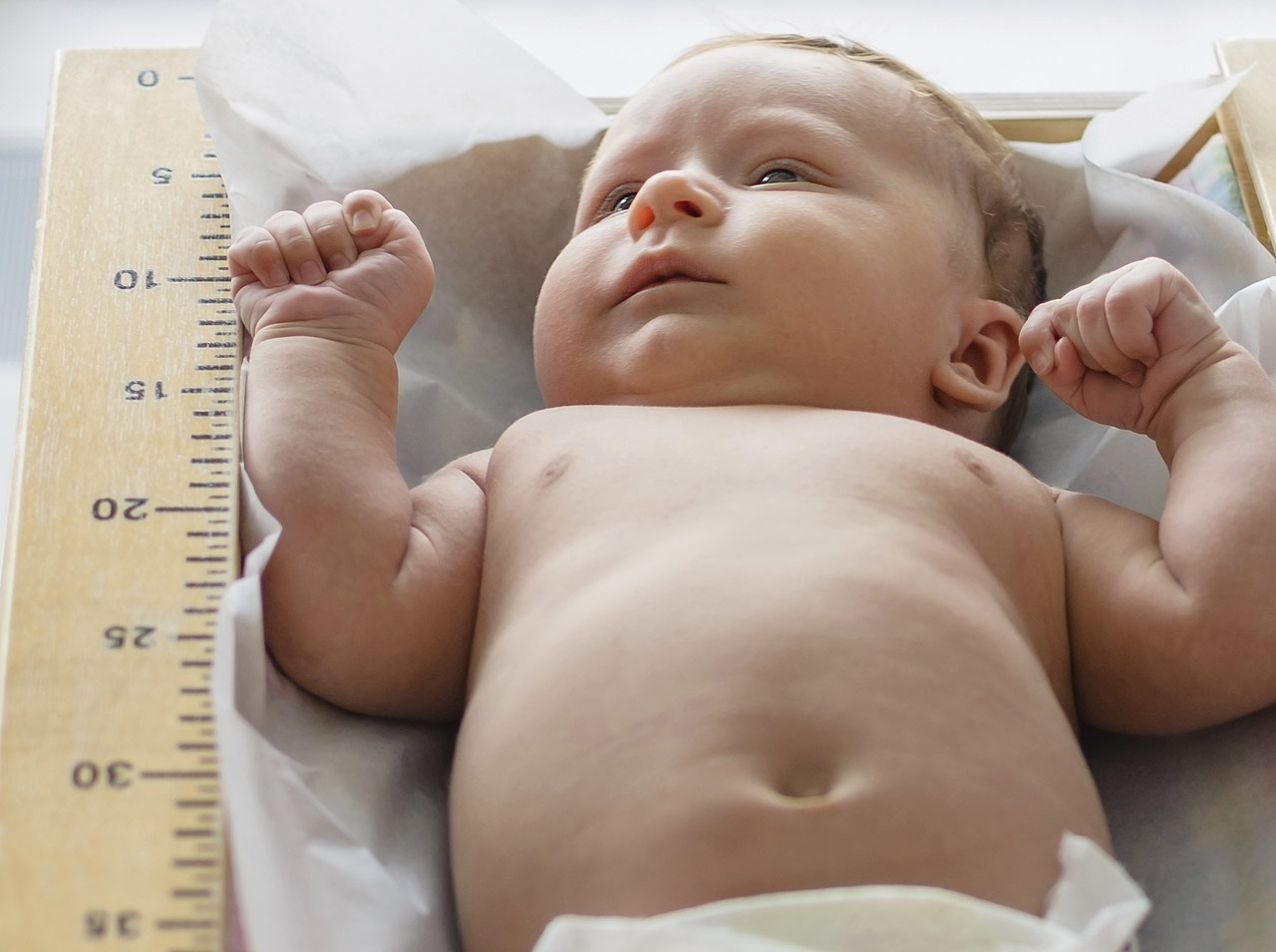 Измерение детей до года. Тело новорожденного ребенка. Измерение роста ребенка. Рост новорожденного. Рост грудного ребенка.