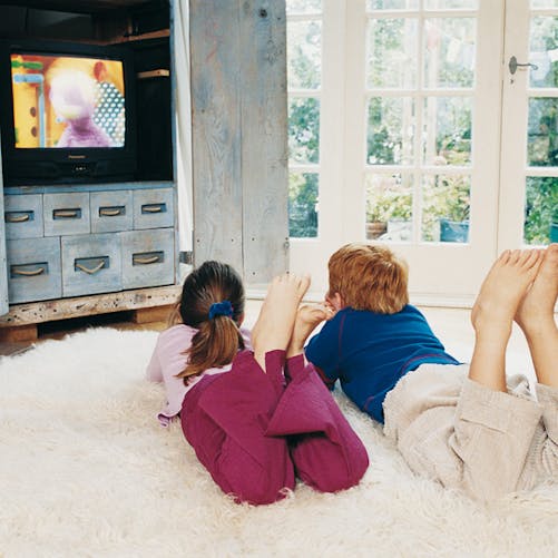 enfants devant la télé - image