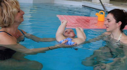 Bebe Nageur Se Familiariser Avec L Eau Des Les Premiers Mois Parents Fr Bebe Nageur Se Familiariser Avec L Eau Des Les Premiers Mois Parents Fr
