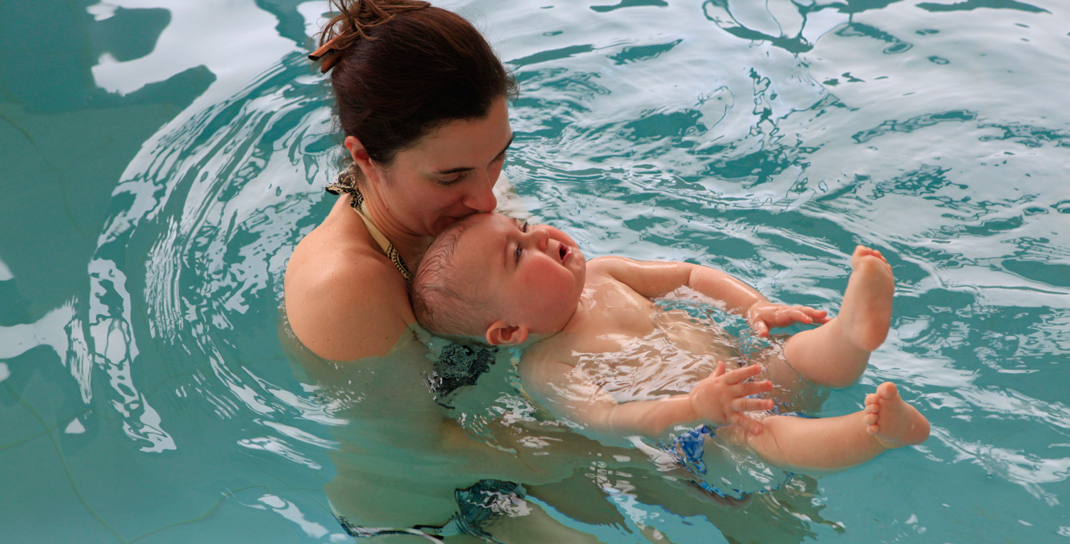 Bebe Nageur Se Familiariser Avec L Eau Des Les Premiers Mois Parents Fr