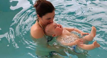 Bebe Nageur Se Familiariser Avec L Eau Des Les Premiers Mois Parents Fr Bebe Nageur Se Familiariser Avec L Eau Des Les Premiers Mois Parents Fr