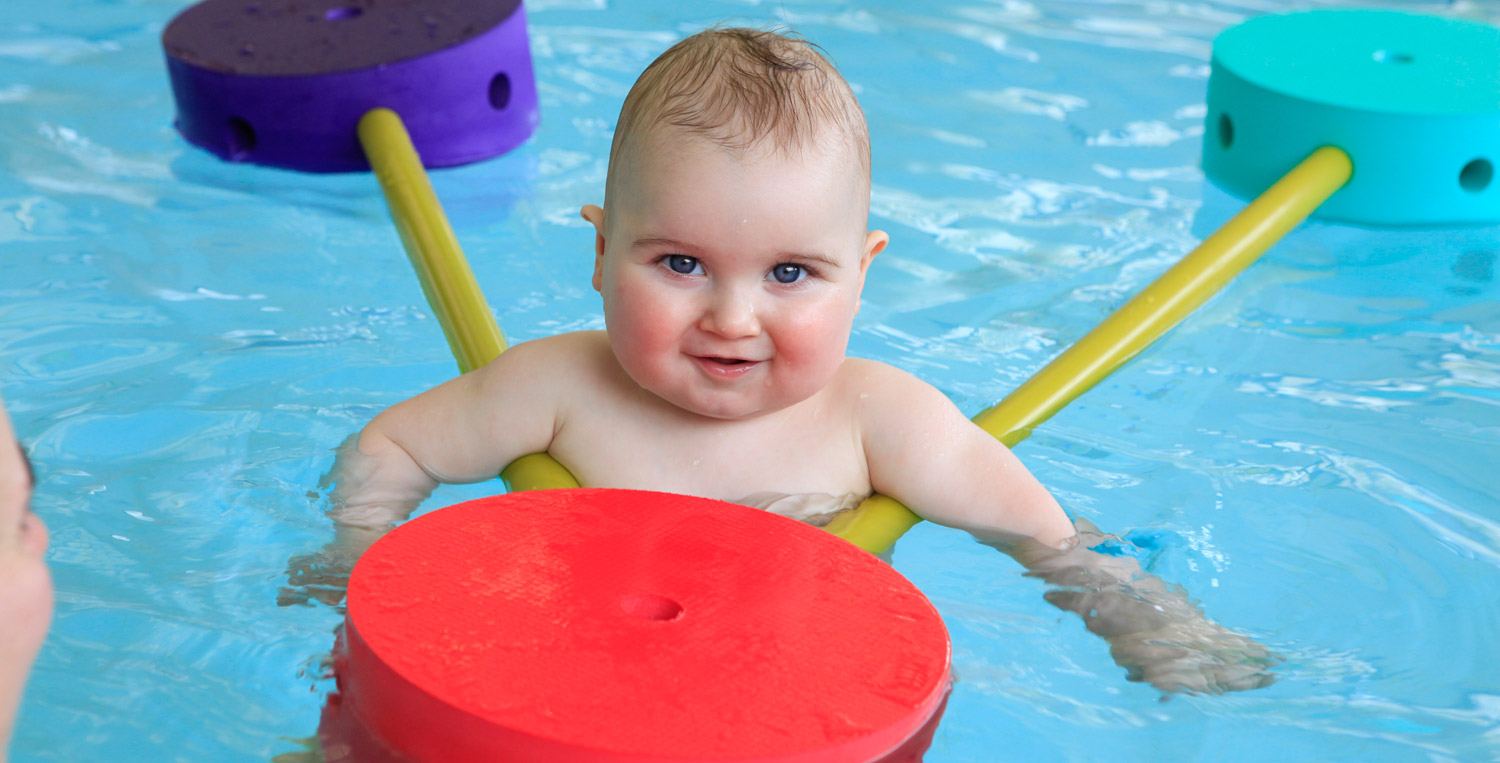 Bebe Nageur Se Familiariser Avec L Eau Des Les Premiers Mois Parents Fr