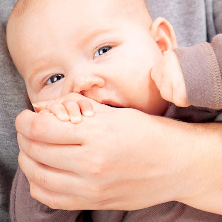 Couper Les Ongles De Son Bebe Mode D Emploi Parents Fr Couper Les Ongles De Son Bebe Mode D Emploi Parents Fr