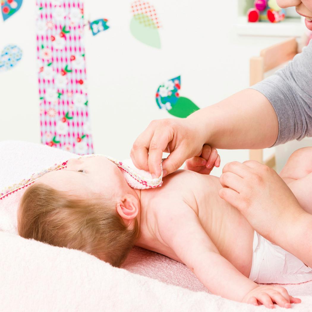 Comment Nettoyer Le Cou Et Les Plis Sur La Peau De Bebe Pour Eviter Les Irritations Parents Fr Comment Nettoyer Le Cou Et Les Plis Sur La Peau De Bebe Pour Eviter Les Irritations Parents Fr