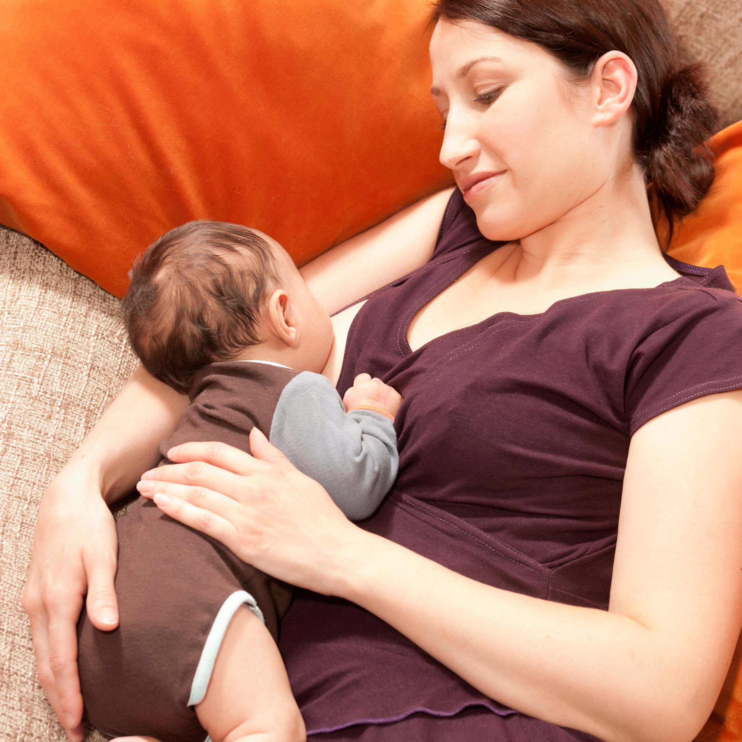 Allaitement Bebe Les Meilleures Postures Pour Allaiter Parents Fr
