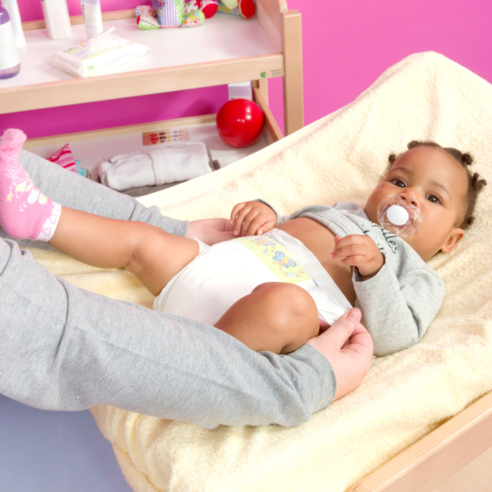 Changer bébé les différentes étapes pour le nettoyer et changer sa couche Parents.fr