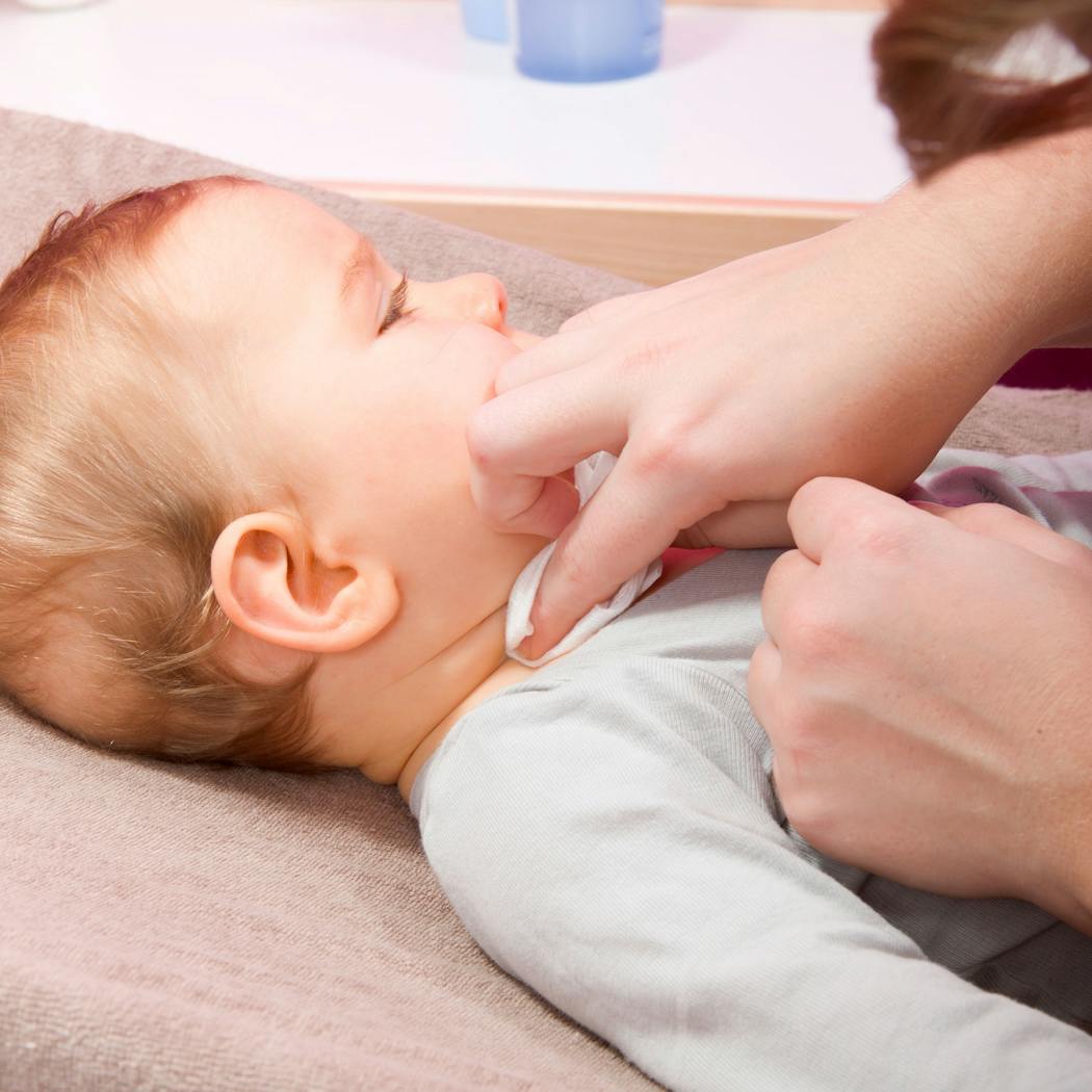 Toilette Du Visage De Bebe Nettoyer Le Visage Du Nourrisson Parents Fr Toilette Du Visage De Bebe Nettoyer Le Visage Du Nourrisson Parents Fr