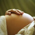 Une mère force sa fille à tomber enceinte