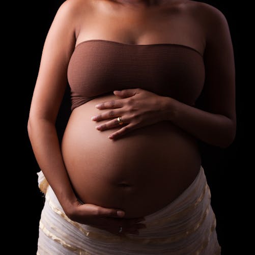 femme noire enceinte - image