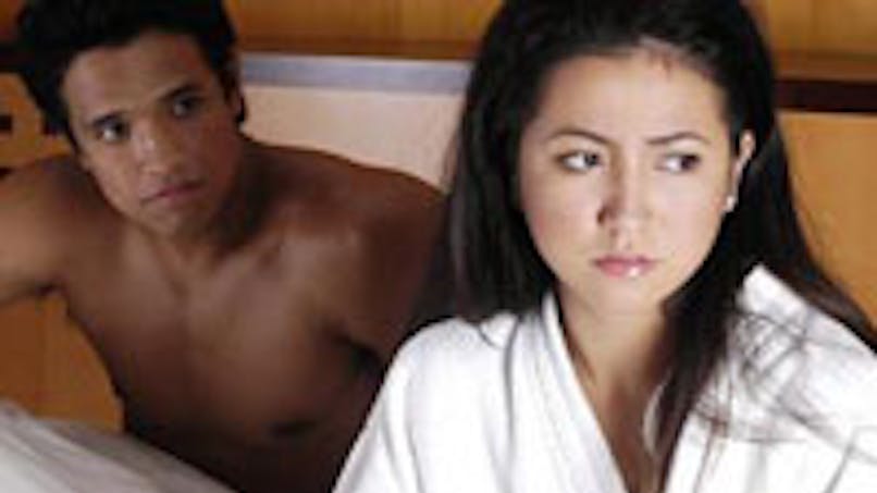 homme et femme japonais dans un lit