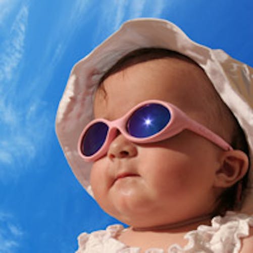 bébé avec lunettes de soleil