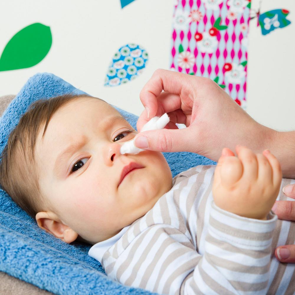 Moucher bébé : nettoyer chaque narine