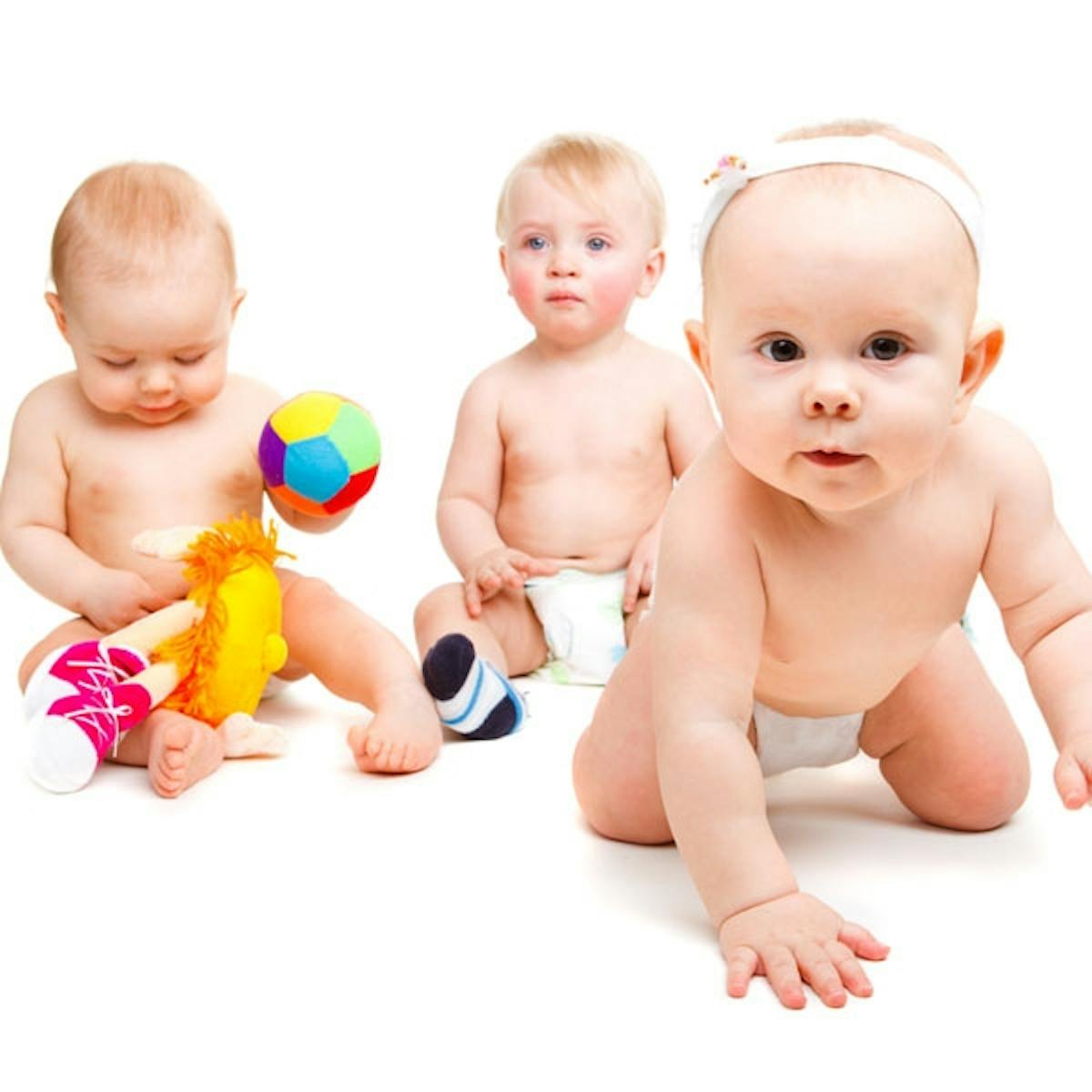 enfant partageant des jouets