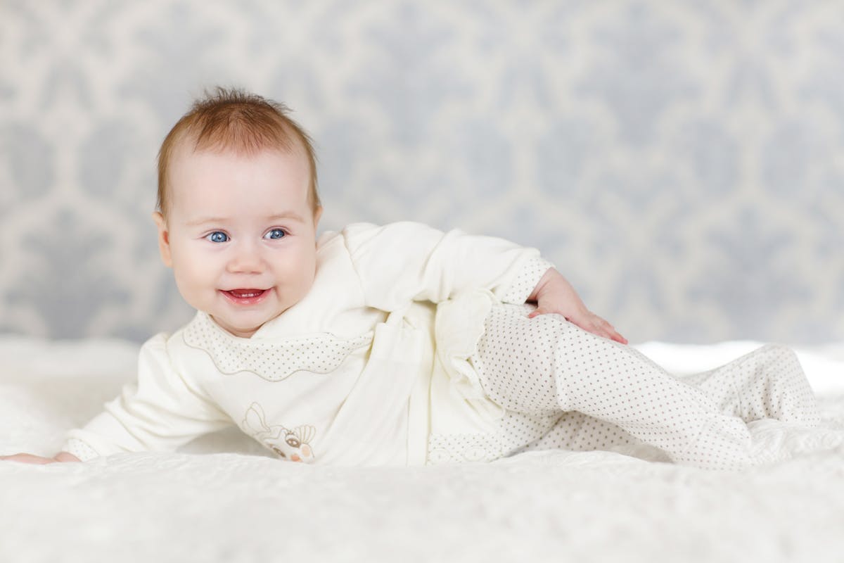 Apprentissage de la marche chez le bébé : quelles sont les grandes étapes ?