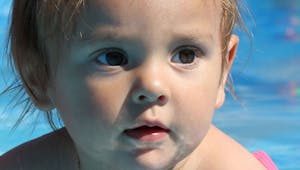 Mer et piscine avec Bébé : reconnaître les dangers de  l’eau