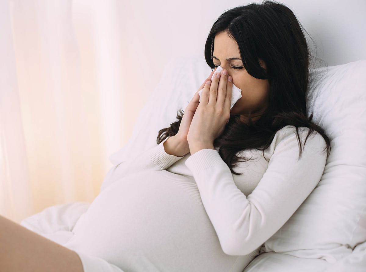 Grippe Femme Enceinte La grippe chez la femme enceinte : quels signes ? Quoi prendre ? Quel vaccin ? | PARENTS.fr