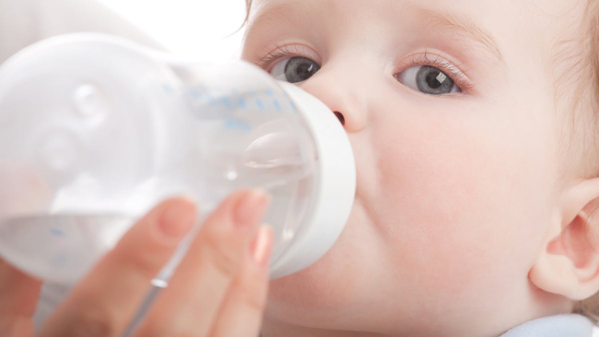 Hydrater Bebe Quelle Eau Pour Les Enfants Parents Fr Hydrater Bebe Quelle Eau Pour Les Enfants Parents Fr