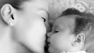 Embrasser son enfant sur la bouche, pourquoi il faut éviter ?