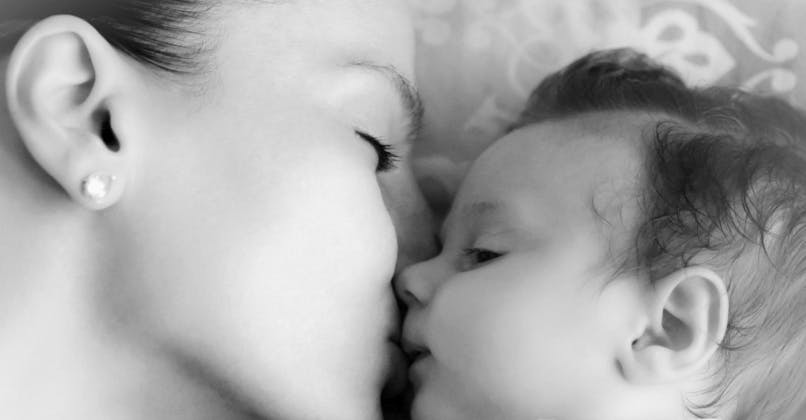 Embrasser son enfant sur la bouche, pourquoi faut-il éviter ?