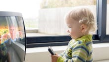 Télévision : les enfants continuent à la regarder 2 heures
  par jour