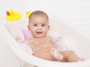 Toilette De Bebe Bien Choisir Le Materiel D Hygiene De Son Bebe Parents Fr