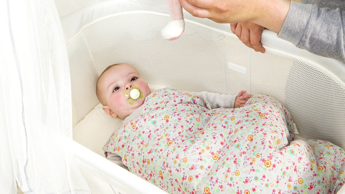 Quand et comment faire dormir son bébé sur un plan incliné ?