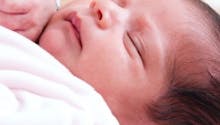 Mort inattendue du nourrisson : ne pas laisser les bébés  dormir sur un canapé
