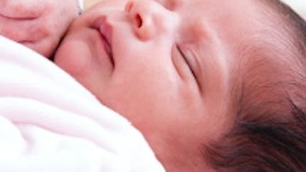 Mort inattendue du nourrisson : ne pas laisser les bébés
  dormir sur un canapé