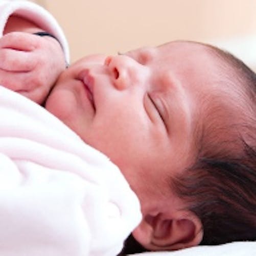 Mort inattendue du nourrisson : ne pas laisser les bébés  dormir sur un canapé