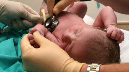 Santé du bébé : son premier check-up en 12 points clés