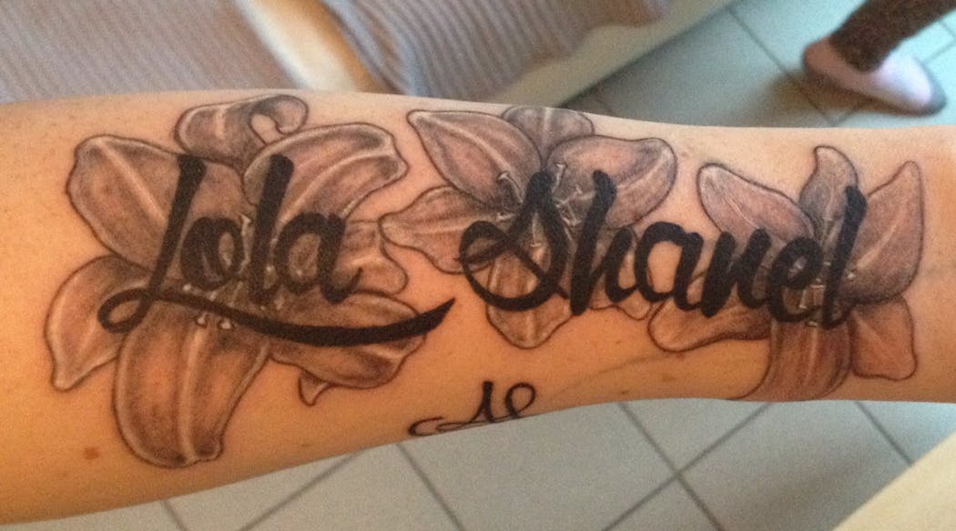 Le tatouage de Nina pour Lola et Shanel