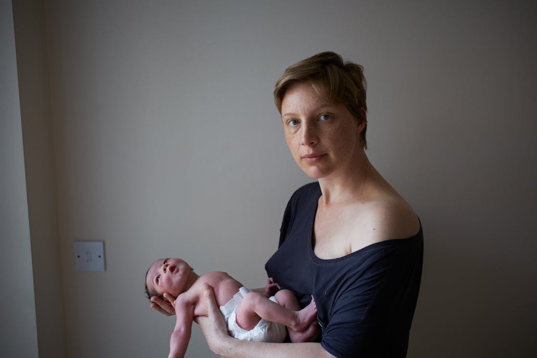 One day young : maman et bébé, un jour après l'accouchement 